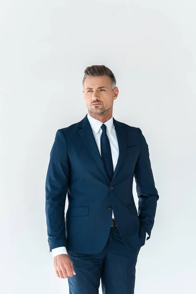 Guapo hombre de negocios en traje azul mirando hacia otro lado aislado en blanco - foto de stock