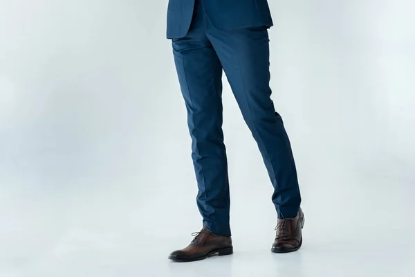 Abgeschnittenes Bild eines Geschäftsmannes in blauem Anzug und braunen Schuhen, der isoliert auf weißem Grund steht — Stockfoto