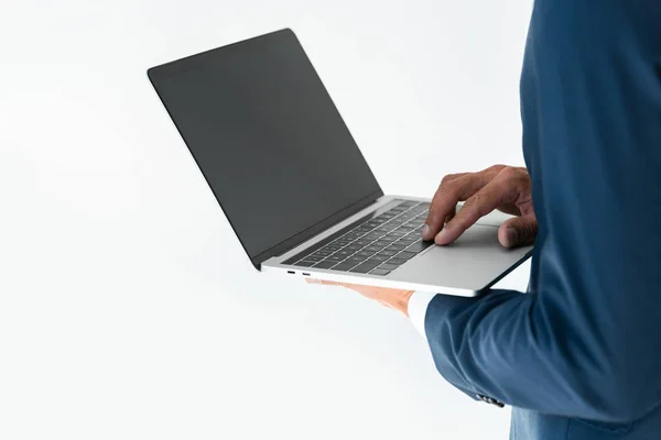 Image recadrée de l'homme d'affaires à l'aide d'un ordinateur portable avec écran blanc isolé sur blanc — Photo de stock