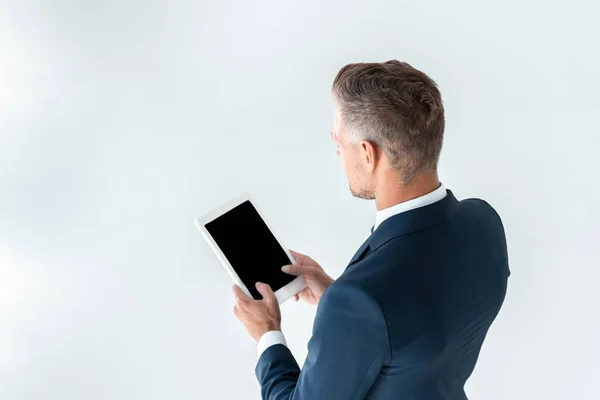 Hochwinkel-Ansicht des Geschäftsmannes hält Tablet mit leerem Bildschirm isoliert auf weiß — Stockfoto