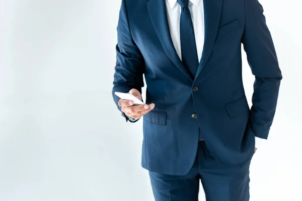 Imagen recortada de hombre de negocios utilizando teléfono inteligente aislado en blanco - foto de stock