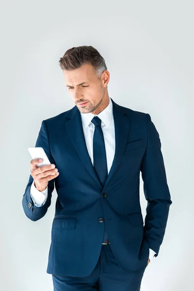 Bell'uomo d'affari utilizzando smartphone isolato su bianco — Foto stock