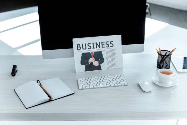 Journal d'affaires, ordinateur portable et ordinateur sur la table dans le bureau — Photo de stock