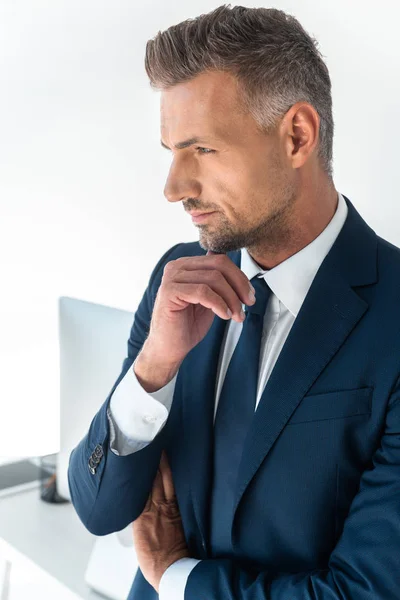 Porträt eines nachdenklichen, gut aussehenden Geschäftsmannes, der isoliert auf Weiß blickt — Stockfoto