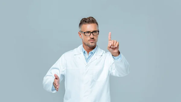 Gutaussehender Wissenschaftler mit Brille, der etwas Isoliertes auf grauem, künstlichem Intelligenzkonzept berührt — Stockfoto