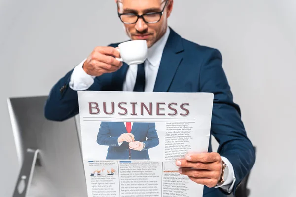 Bel homme d'affaires buvant du café et lisant journal d'affaires isolé sur blanc — Photo de stock