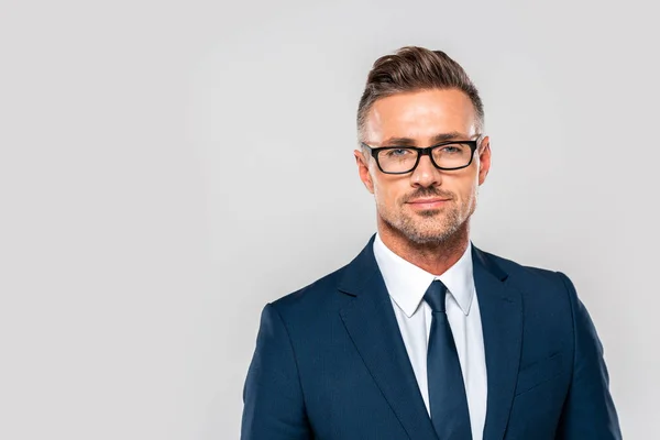 Retrato de hombre de negocios guapo en traje y gafas mirando a la cámara aislada en blanco - foto de stock