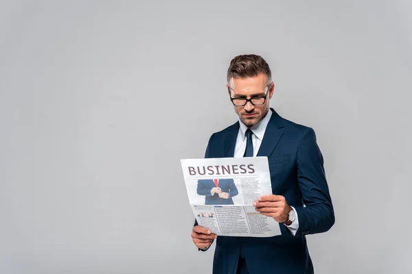 Schöner Geschäftsmann liest Zeitung isoliert auf weiß — Stockfoto