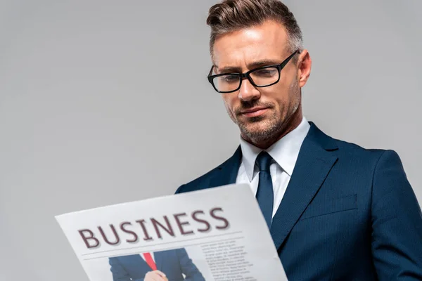 Tiefansicht eines gutaussehenden Geschäftsmannes beim Zeitungslesen isoliert auf weißem Grund — Stockfoto