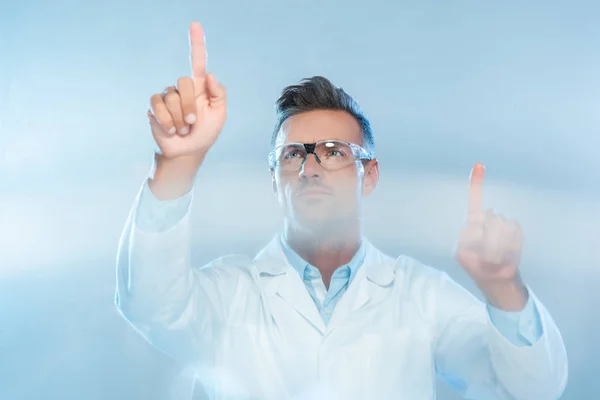 Beau scientifique en lunettes de protection et manteau blanc touchant quelque chose isolé sur blanc, concept d'intelligence artificielle — Photo de stock