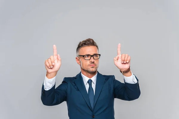 Gutaussehender Geschäftsmann mit Brille, der etwas Isoliertes auf grauem, künstlichem Intelligenzkonzept berührt — Stockfoto