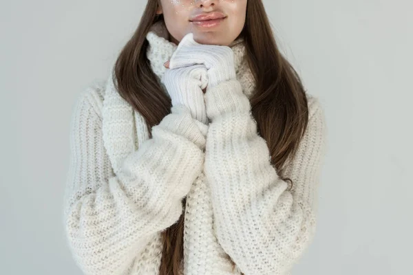 Обрізаний образ жінки в модному зимовому светрі і шарфі ізольовані на білому — стокове фото