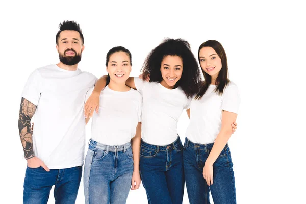 Amici multiculturali sorridenti e abbracciati mentre guardano la fotocamera isolata sul bianco — Foto stock