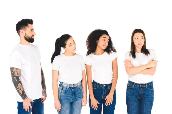 Мультикультурна група друзів дивиться на сумну дівчину ізольовано на білому — стокове фото