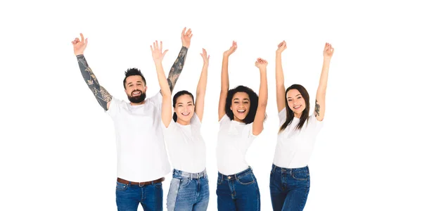 Gruppo multiculturale di amici che alzano le mani in aria e sorridono isolati sul bianco — Foto stock