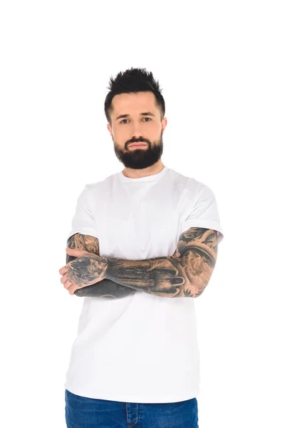 Bel homme barbu avec tatouages aux bras croisés isolé sur blanc — Photo de stock
