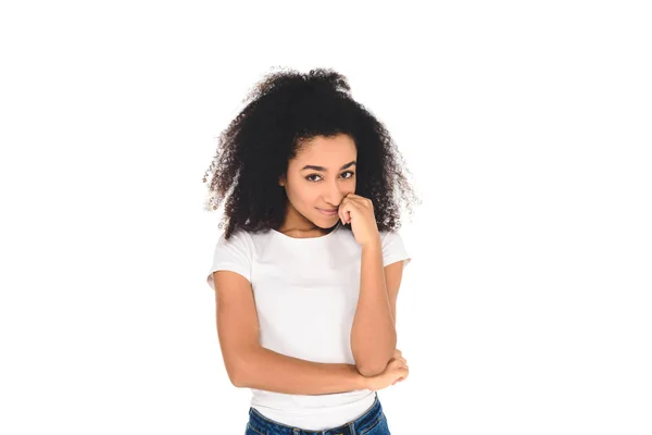 Hermosa chica afroamericana mirando a la cámara y sonriendo aislado en blanco - foto de stock