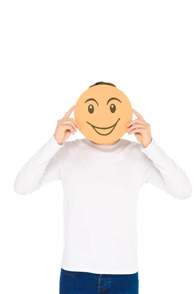 Hombre con la cara oscura en camiseta blanca sosteniendo el signo engañoso amarillo aislado en blanco - foto de stock