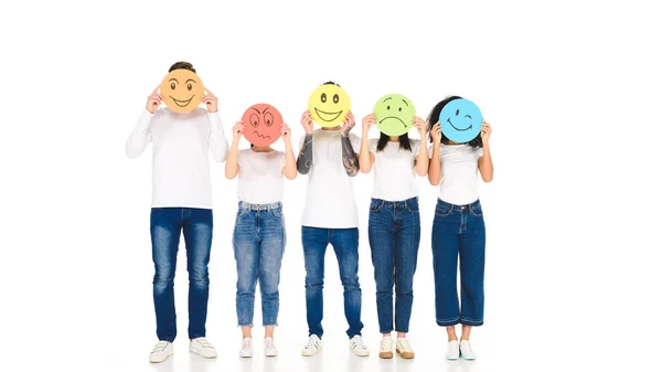 Amis multiculturels en t-shirts blancs avec différents panneaux multicolores regardant la caméra isolée sur blanc — Photo de stock