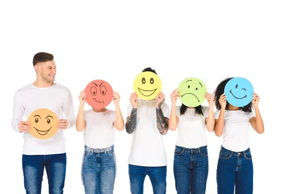 Junge multikulturelle Freunde in weißen T-Shirts mit runden, farbigen Schildern auf weißem Hintergrund — Stockfoto