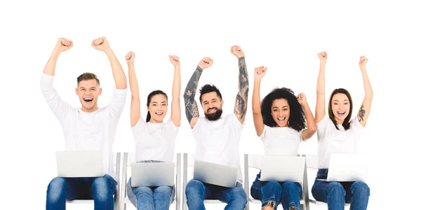 Groupe multiethnique de personnes utilisant des ordinateurs portables et se réjouissant avec les mains au-dessus de la tête isolé sur blanc — Photo de stock