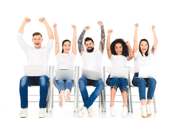Grupo multicultural de pessoas usando laptops e alegria com as mãos acima da cabeça isolado em branco — Fotografia de Stock