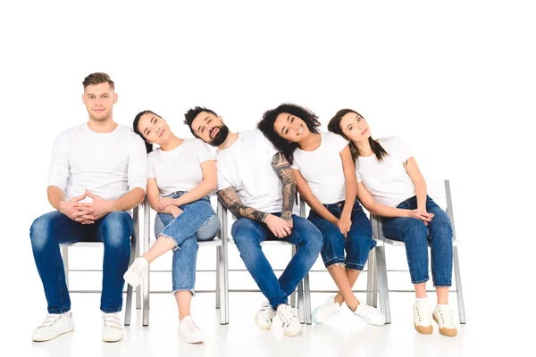 Мультикультурна група молодих людей лежить на плечах один одного ізольована на білому — стокове фото