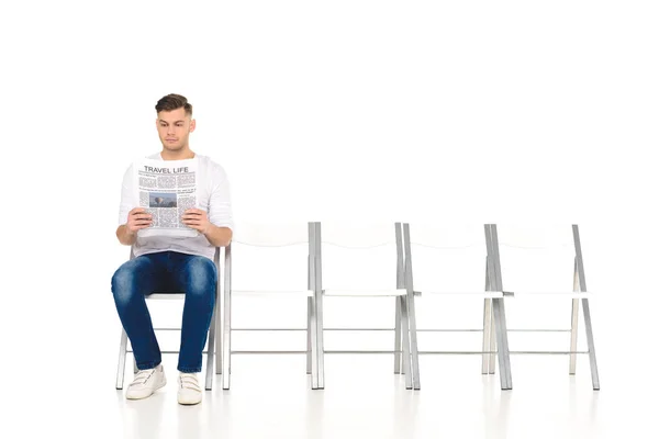 Красивый одинокий молодой человек читает газету изолированы на белом — стоковое фото