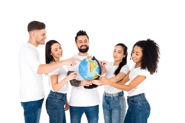 Grupo multiétnico de jóvenes que señalan con los dedos al globo aislados en blanco - foto de stock