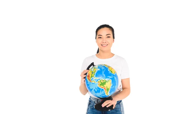 Fröhliche junge Frau hält Globus isoliert auf weißem Grund — Stockfoto