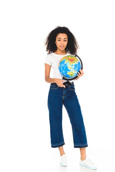 Кучерява афроамериканська молода жінка тримає глобус ізольовано на білому — стокове фото