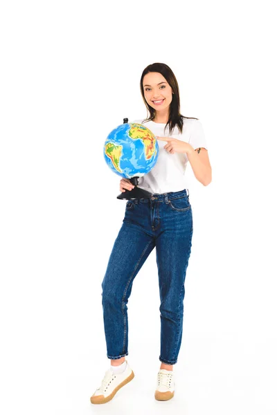 Femme joyeuse pointant du doigt le globe isolé sur blanc — Photo de stock