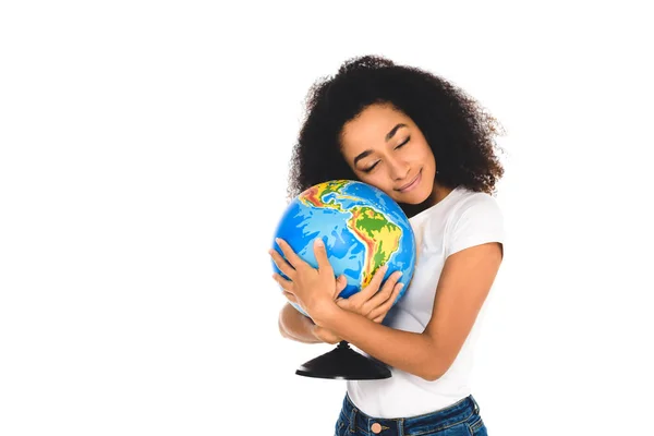 Encaracolado afro-americano menina abraçando globo isolado no branco — Fotografia de Stock