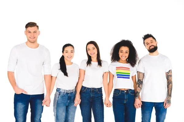 Grupo multiétnico de jóvenes tomados de las manos aislados en blanco - foto de stock