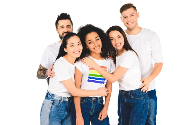 Багатоетнічна група молодих людей обіймається з афроамериканкою зі знаком lgbt на футболці ізольовані на білому — стокове фото