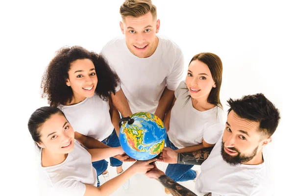 Blick von oben auf eine multikulturelle Gruppe, die einen Globus in der Hand hält und lächelt, während sie isoliert im Kreis auf weiß steht — Stockfoto