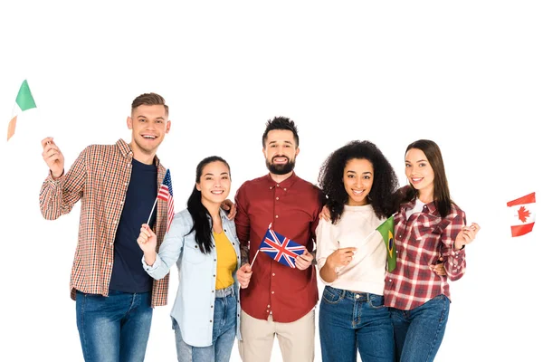 Alegre grupo multicultural de personas sonriendo con banderas de diferentes países aislados en blanco - foto de stock