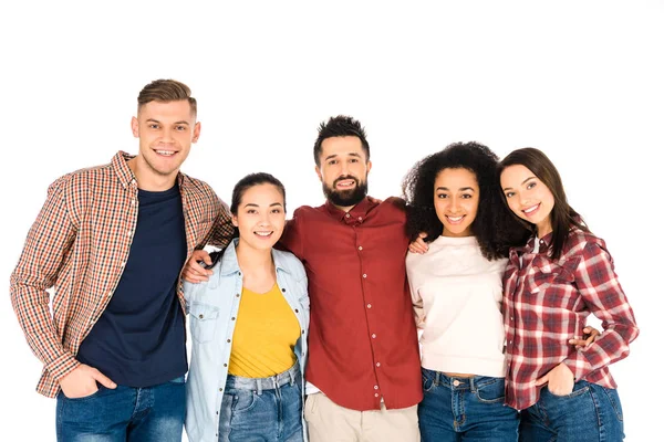 Grupo multicultural de jóvenes sonriendo y abrazándose aislados en blanco - foto de stock