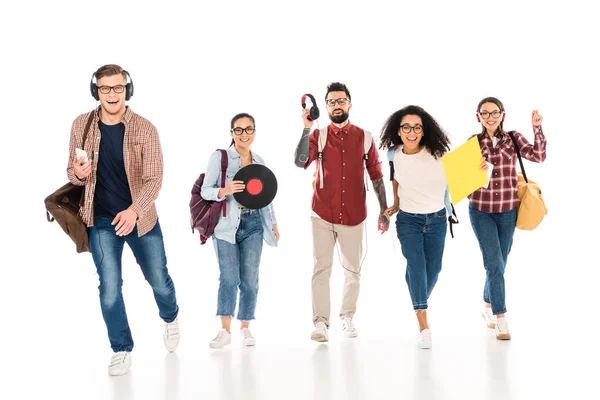 Весела мультикультурна група молодих людей з вініловими платівками та навушниками ізольовані на білому — стокове фото