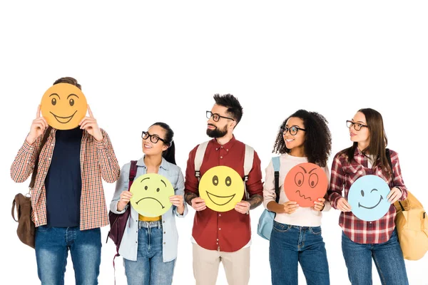 Miltikulturelle Gruppe von Menschen mit Brille, die den Menschen anschauen und Emotionen auf einer Karte zeigen, isoliert auf weißem Hintergrund — Stockfoto