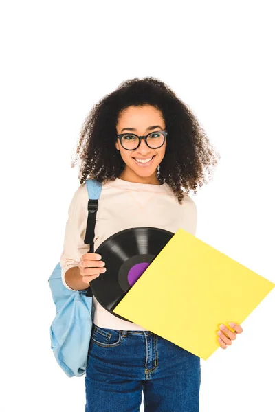 Afro-américaine fille debout dans des lunettes avec disque vinyle isolé sur blanc — Photo de stock