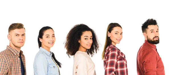 Groupe multiethnique de jeunes heureux isolés sur blanc — Photo de stock