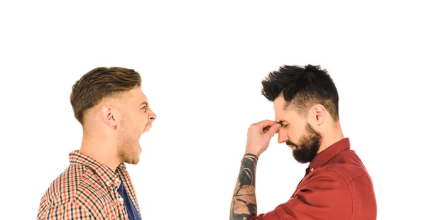 Vue latérale d'un bel homme avec des maux de tête et un homme hurlant isolé sur blanc — Photo de stock