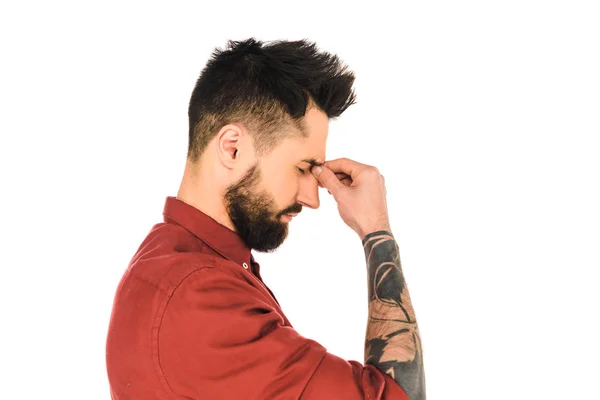 Seitenansicht eines gutaussehenden Mannes mit Kopfschmerzen isoliert auf weiß — Stockfoto
