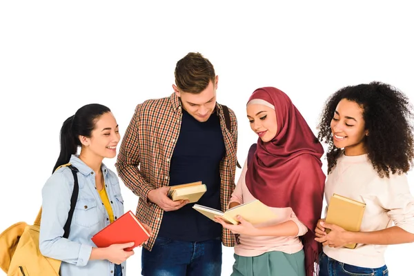 Fröhliche multiethnische Gruppe junger Menschen liest Buch isoliert auf weiß — Stockfoto