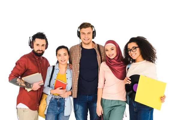 Hombres felices de pie en los auriculares y la mujer afroamericana sosteniendo disco de vinilo cerca de las niñas aisladas en blanco - foto de stock