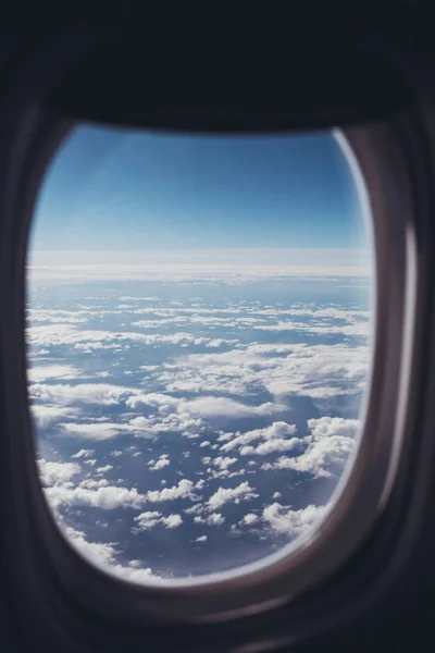 Vista del cielo nuvoloso blu dal finestrino dell'aereo — Foto stock