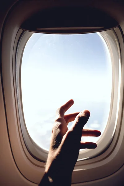 Vue partielle de l'homme dans l'avion et ciel nuageux bleu — Photo de stock