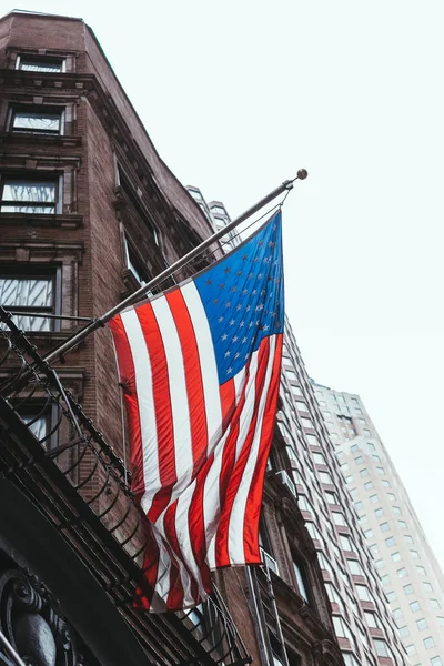 Close up view of national flag and buildings in new york, usa — Stock Photo