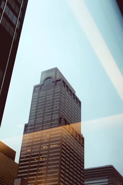 Visão de baixo ângulo de edifícios e céu azul claro em Nova York, EUA — Fotografia de Stock